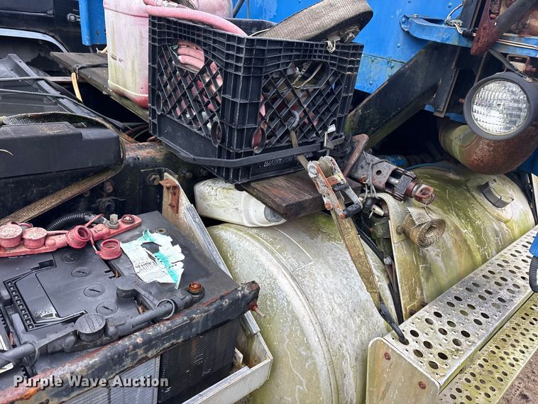 image for item ET7061 1998 Freightliner FLD semi truck