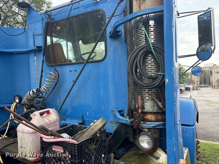 image for item ET7061 1998 Freightliner FLD semi truck