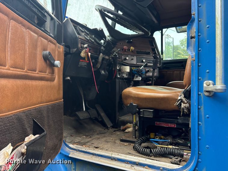 image for item ET7061 1998 Freightliner FLD semi truck