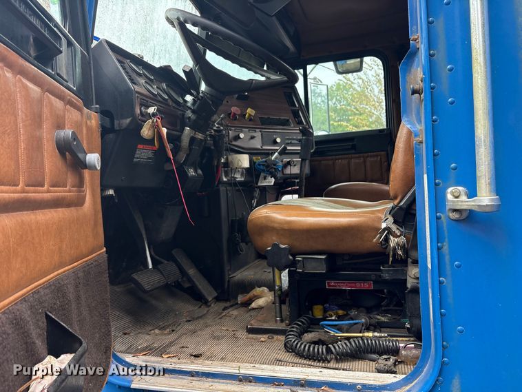 image for item ET7061 1998 Freightliner FLD semi truck