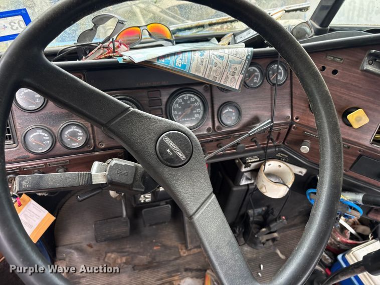 image for item ET7061 1998 Freightliner FLD semi truck