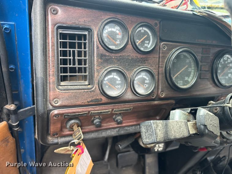 image for item ET7061 1998 Freightliner FLD semi truck