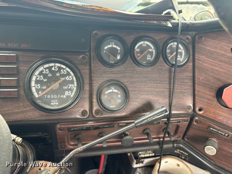 image for item ET7061 1998 Freightliner FLD semi truck