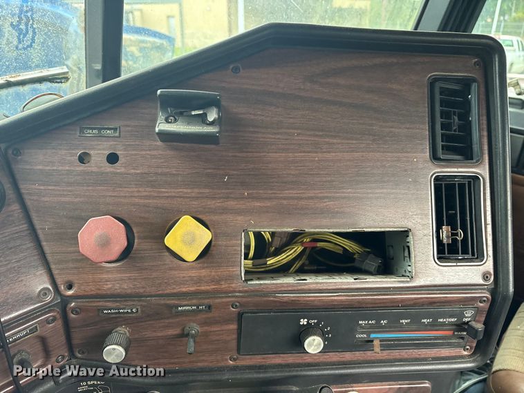 image for item ET7061 1998 Freightliner FLD semi truck