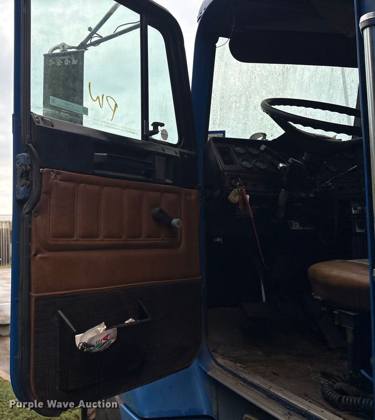 image for item ET7061 1998 Freightliner FLD semi truck