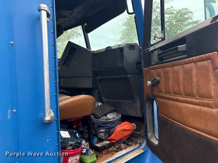 image for item ET7061 1998 Freightliner FLD semi truck