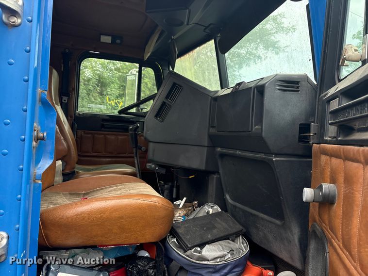 image for item ET7061 1998 Freightliner FLD semi truck