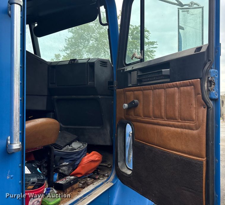 image for item ET7061 1998 Freightliner FLD semi truck