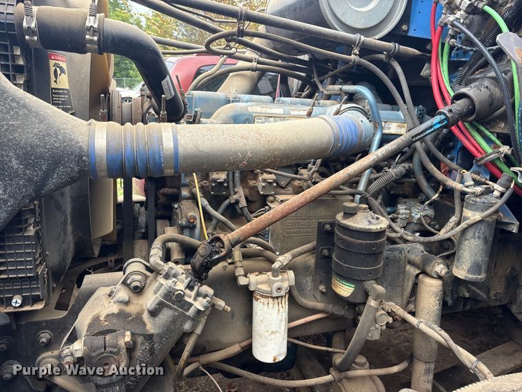 image for item ET7061 1998 Freightliner FLD semi truck