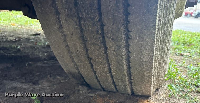 image for item ET7061 1998 Freightliner FLD semi truck