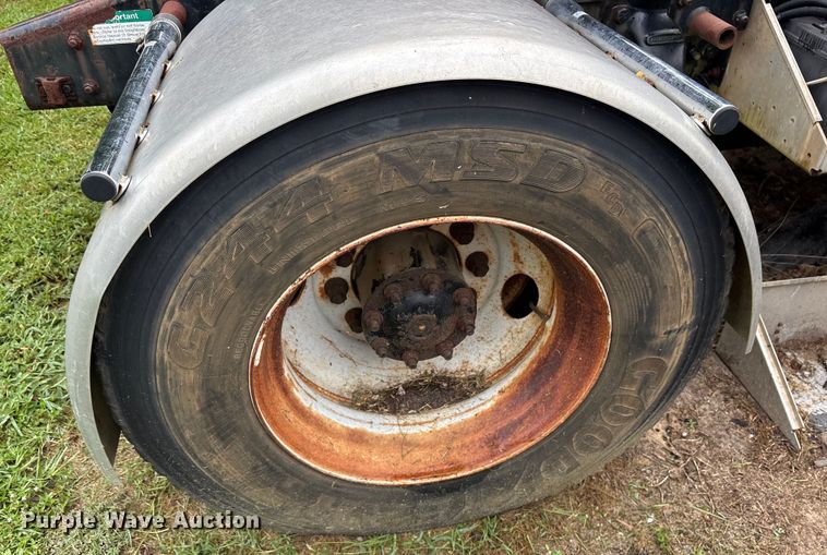 image for item ET7061 1998 Freightliner FLD semi truck