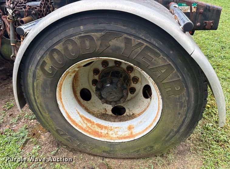 image for item ET7061 1998 Freightliner FLD semi truck