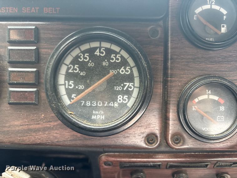 image for item ET7061 1998 Freightliner FLD semi truck