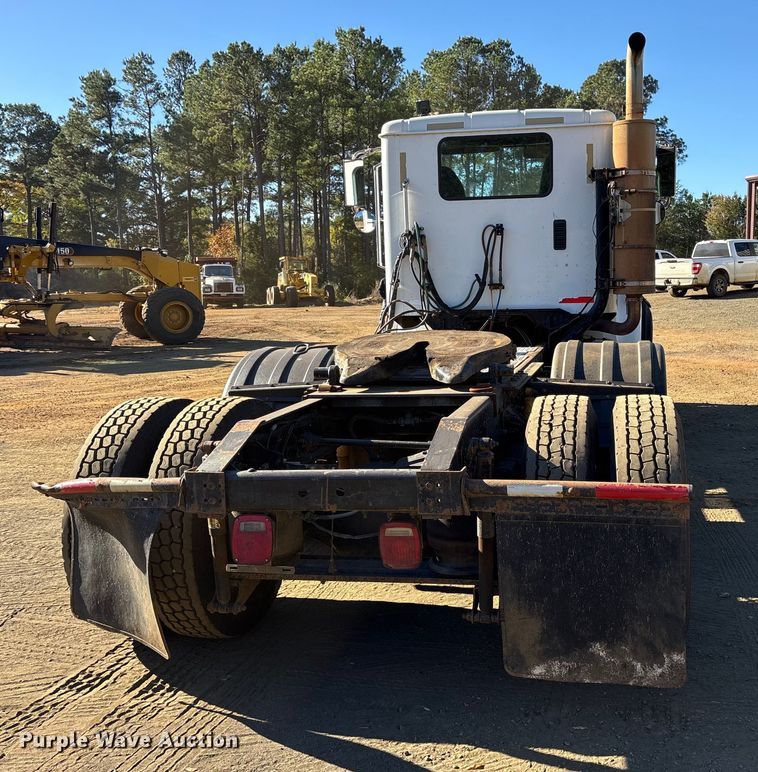 image for item ET7274 2012 International DF697 semi truck