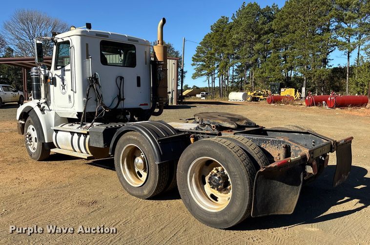 image for item ET7274 2012 International DF697 semi truck