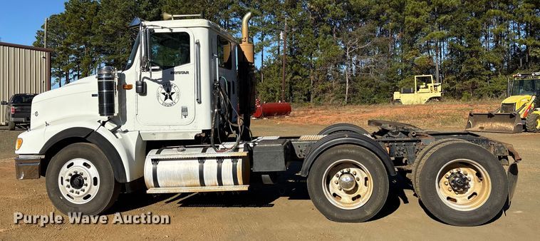 image for item ET7274 2012 International DF697 semi truck