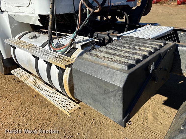 image for item ET7274 2012 International DF697 semi truck