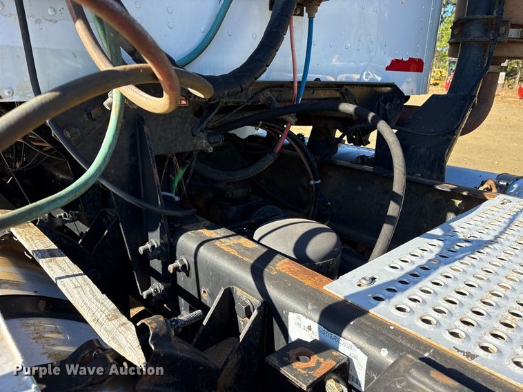 image for item ET7274 2012 International DF697 semi truck