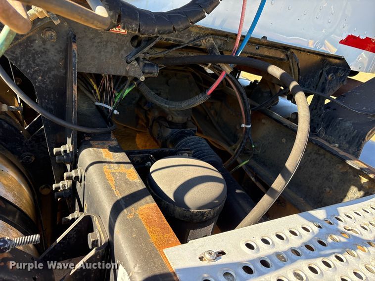 image for item ET7274 2012 International DF697 semi truck