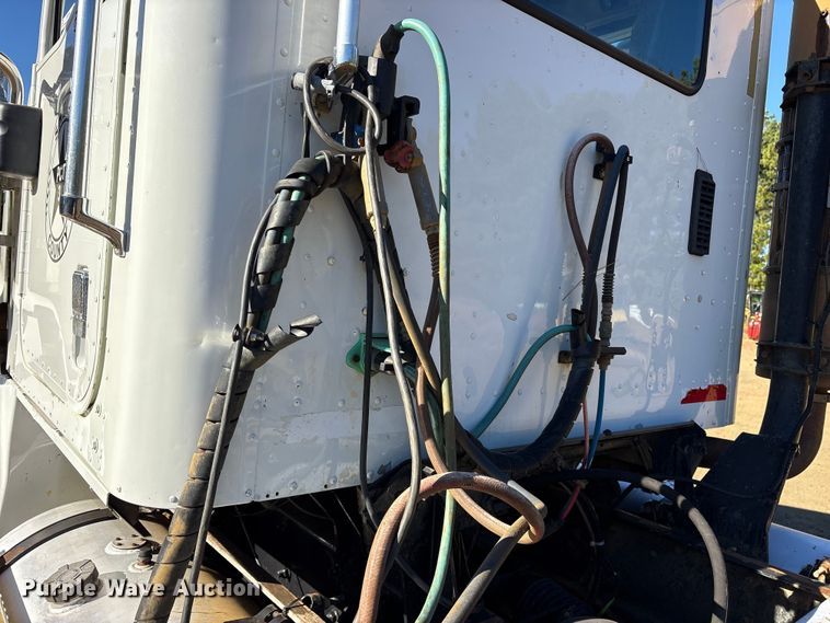 image for item ET7274 2012 International DF697 semi truck