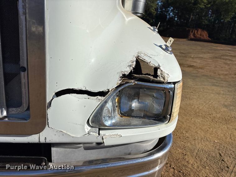 image for item ET7274 2012 International DF697 semi truck