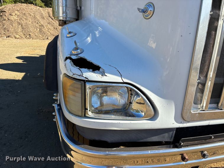 image for item ET7274 2012 International DF697 semi truck