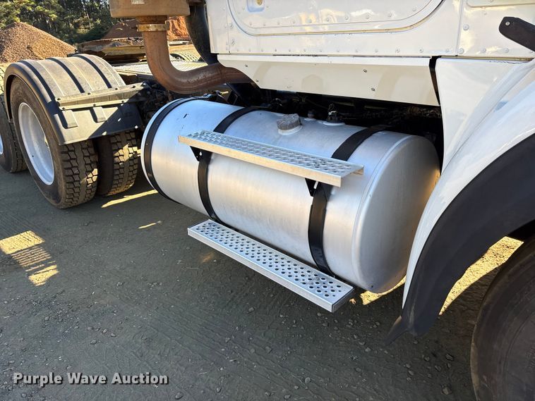 image for item ET7274 2012 International DF697 semi truck