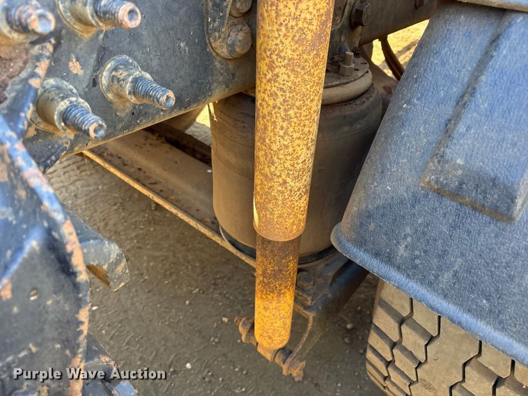 image for item ET7274 2012 International DF697 semi truck