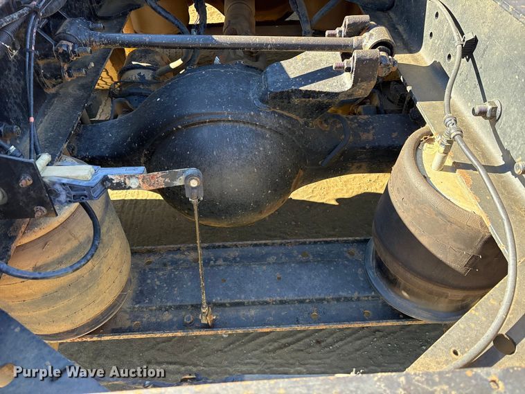 image for item ET7274 2012 International DF697 semi truck