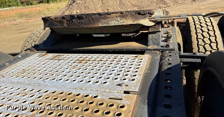 image for item ET7274 2012 International DF697 semi truck