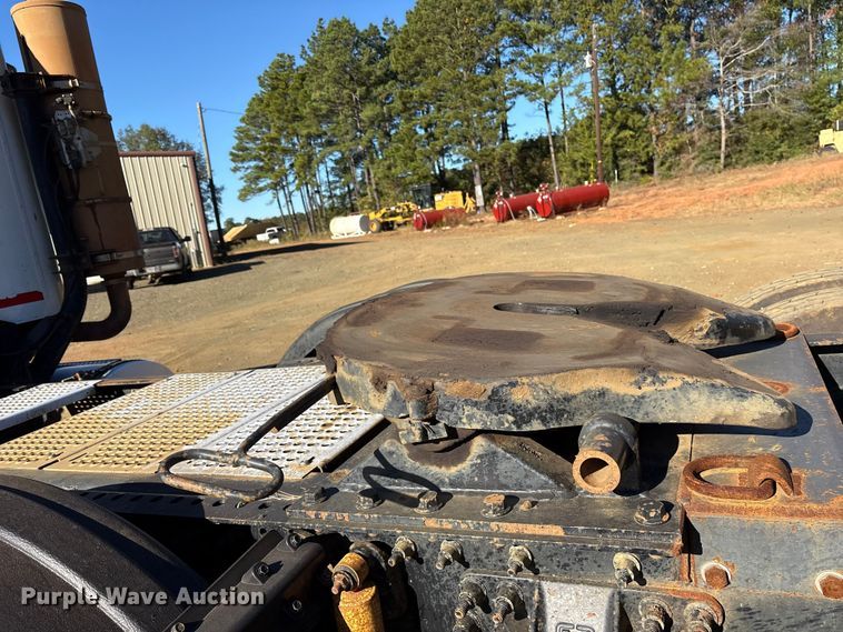 image for item ET7274 2012 International DF697 semi truck