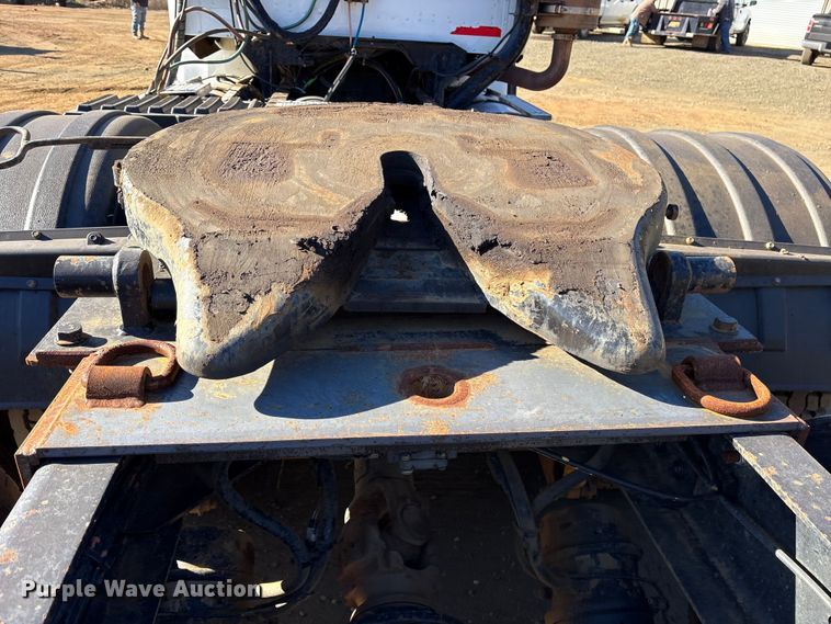 image for item ET7274 2012 International DF697 semi truck