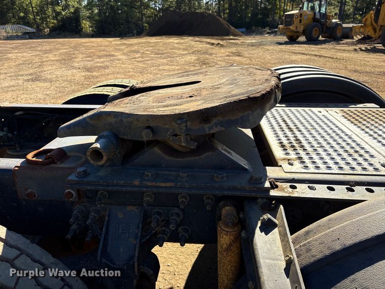 image for item ET7274 2012 International DF697 semi truck