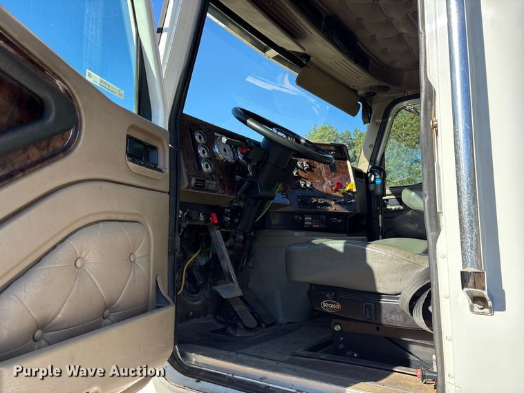 image for item ET7274 2012 International DF697 semi truck