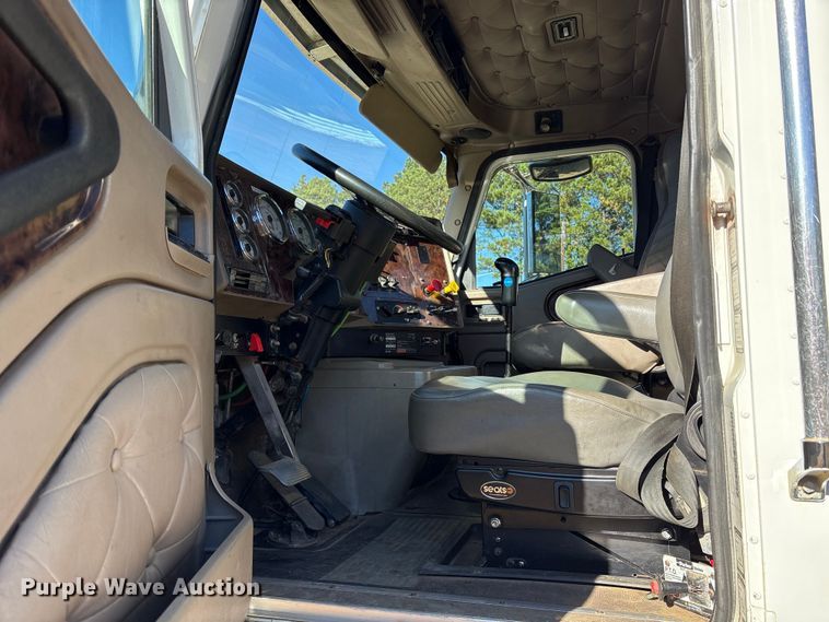 image for item ET7274 2012 International DF697 semi truck