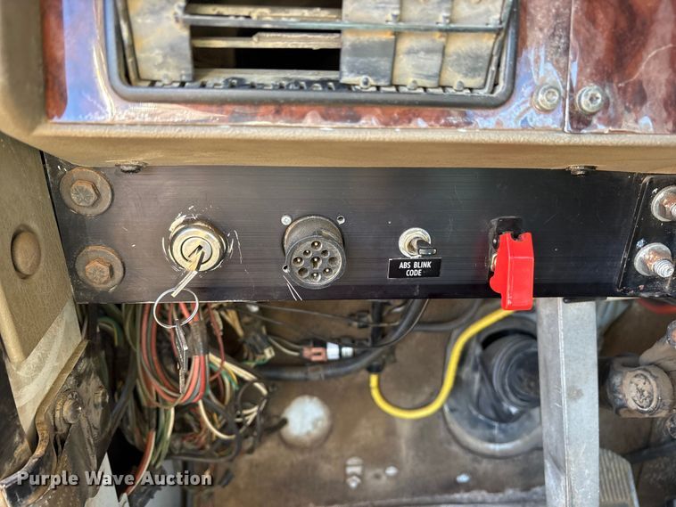 image for item ET7274 2012 International DF697 semi truck