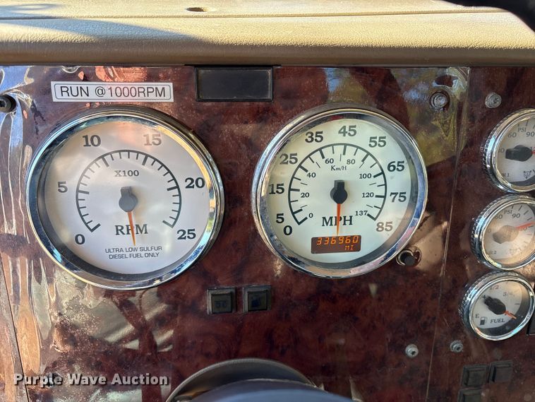 image for item ET7274 2012 International DF697 semi truck