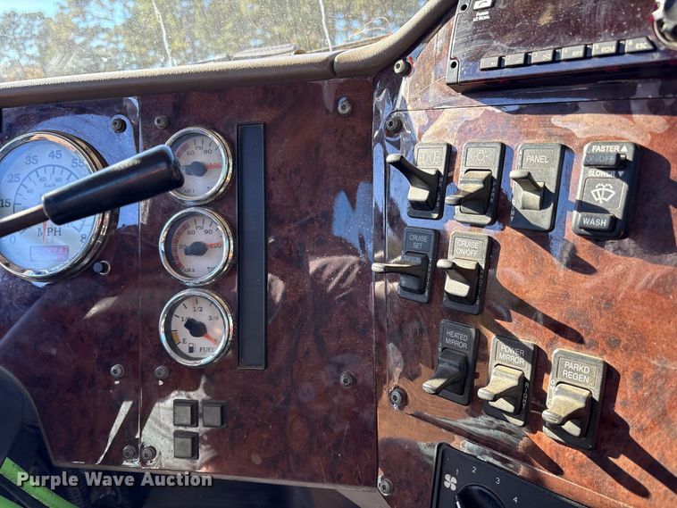 image for item ET7274 2012 International DF697 semi truck