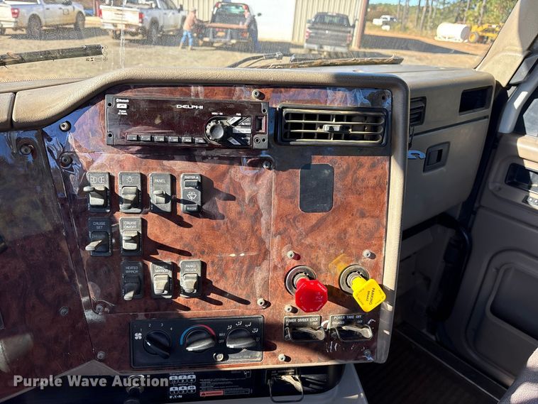 image for item ET7274 2012 International DF697 semi truck