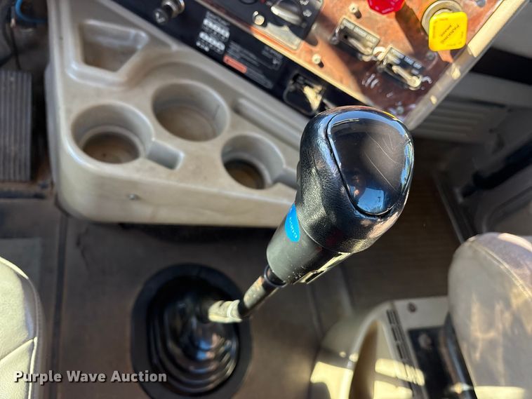 image for item ET7274 2012 International DF697 semi truck