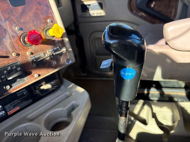 image for item ET7274 2012 International DF697 semi truck