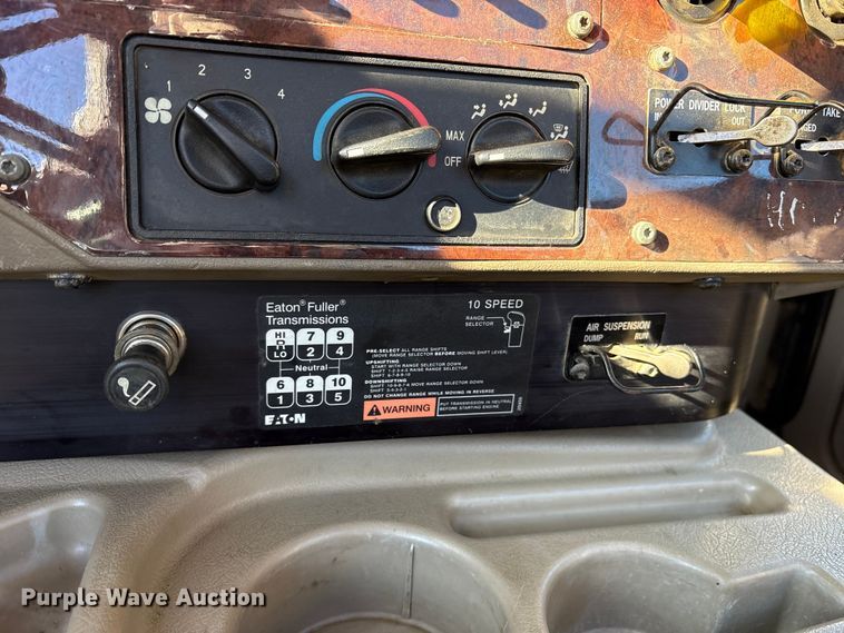 image for item ET7274 2012 International DF697 semi truck