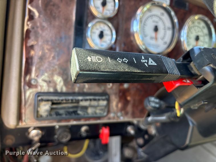 image for item ET7274 2012 International DF697 semi truck