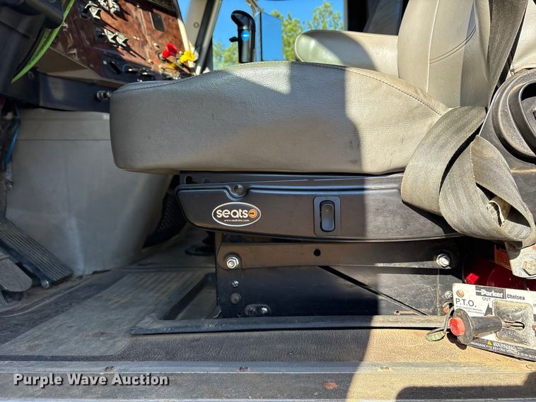 image for item ET7274 2012 International DF697 semi truck