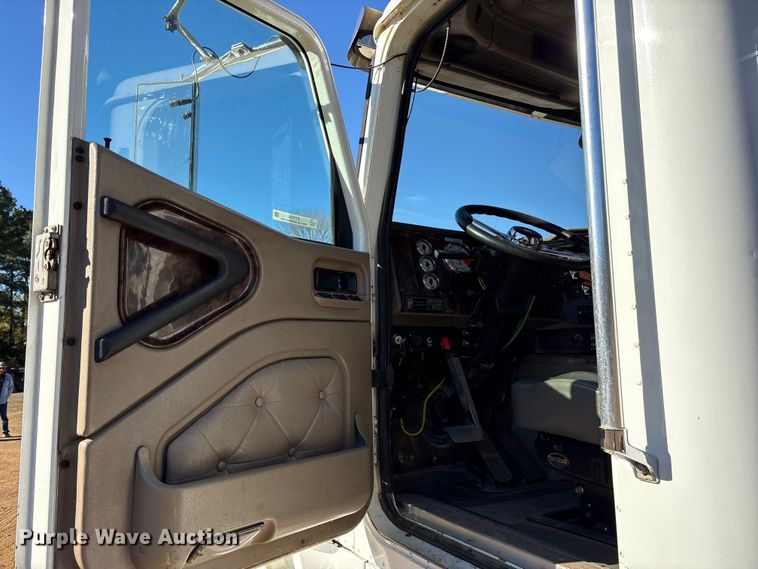 image for item ET7274 2012 International DF697 semi truck