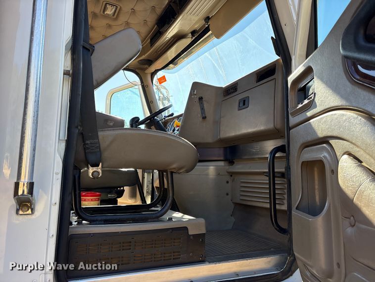 image for item ET7274 2012 International DF697 semi truck