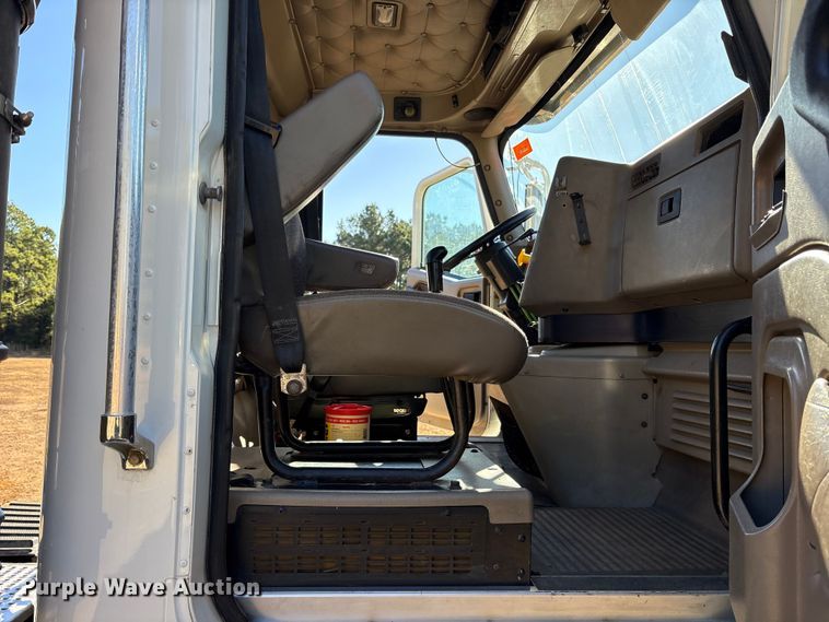 image for item ET7274 2012 International DF697 semi truck