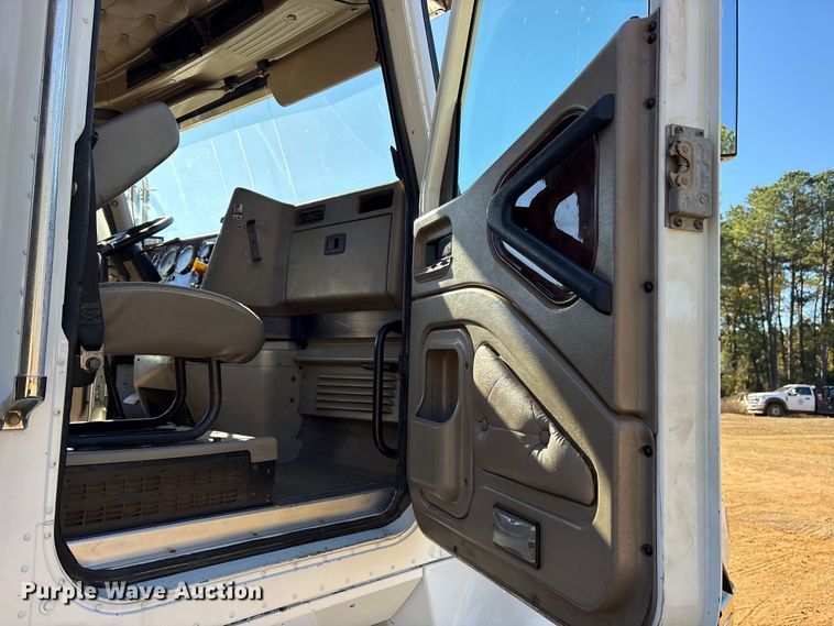 image for item ET7274 2012 International DF697 semi truck