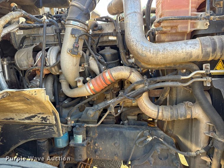 image for item ET7274 2012 International DF697 semi truck