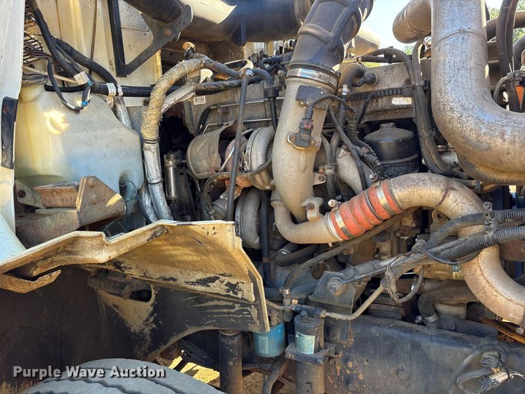 image for item ET7274 2012 International DF697 semi truck